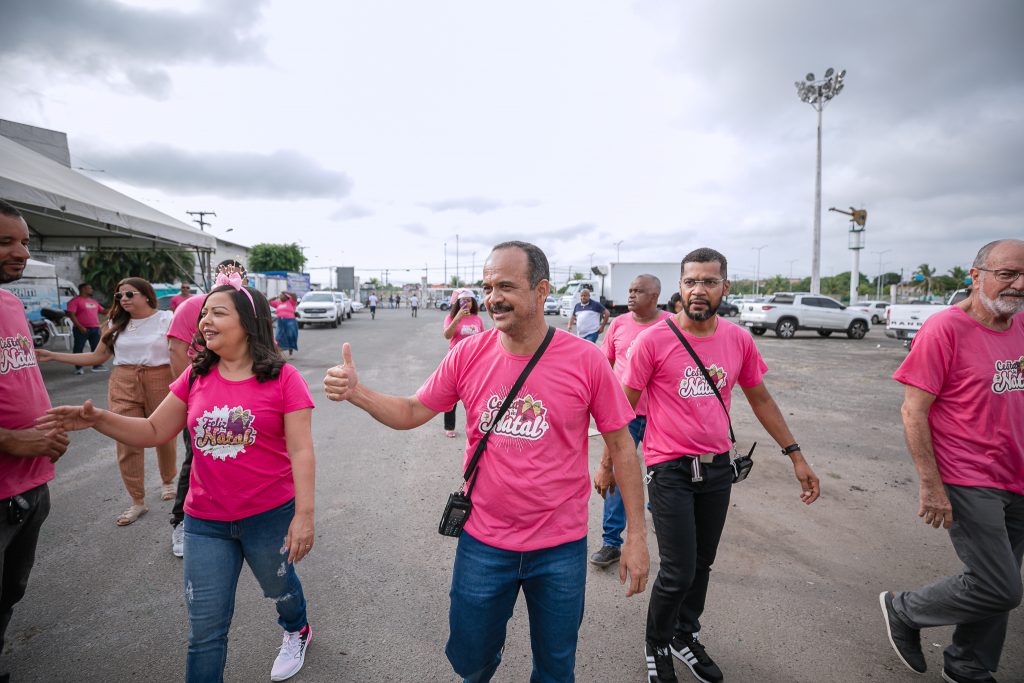 Prefeito acompanha liberação dos caminhões da Cesta de Natal