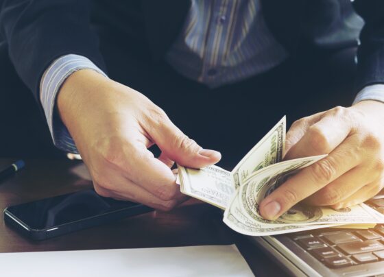 dolar-abre-em-alta,-com-politica-economica-no-radar-e-a-espera-de-decisao-sobre-juros-nos-eua