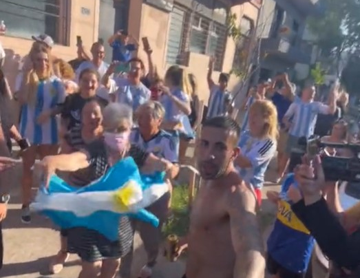 ‘abuela-la-la-la’:-idosa-vira-talisma-apos-vitorias-da-argentina-na-copa-do-mundo