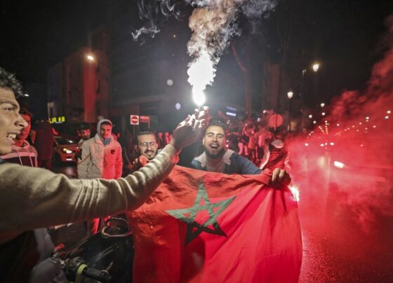 fotos:-torcedores-do-marrocos-lamentam-derrota-para-franca,-mas-celebram-campanha-historica