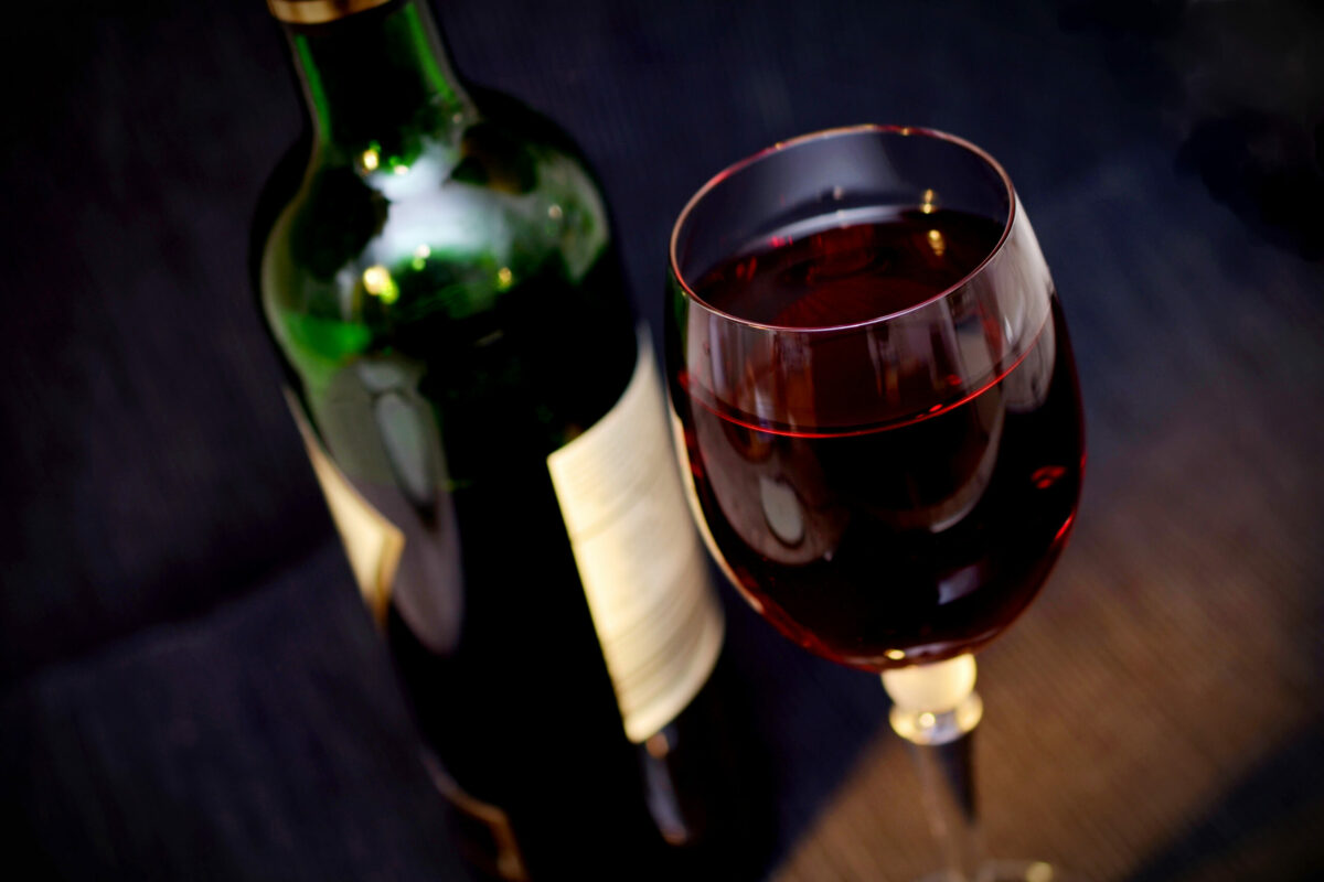 Por que as garrafas de vinho têm padrão de 750 ml em vez de 1 litro?