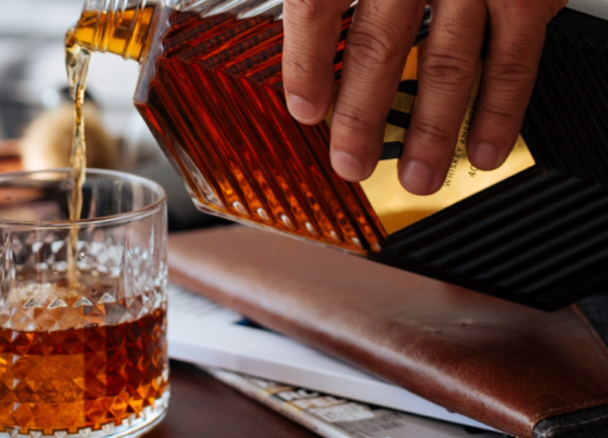 31-morrem-apos-possivel-intoxicacao-por-licor-na-india