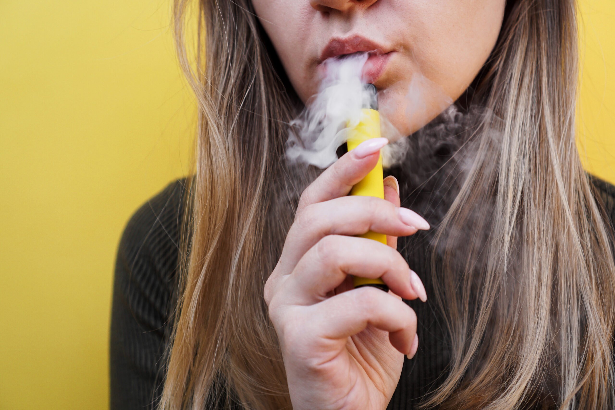 Cigarro eletrônico pode apresentar riscos à saúde e causa cárie nos dentes