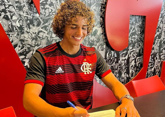 meia-assina-contrato-com-flamengo,-e-pai-e-idolo-do-crb-brinca:-“tem-qualidade,-diferente-de-mim”