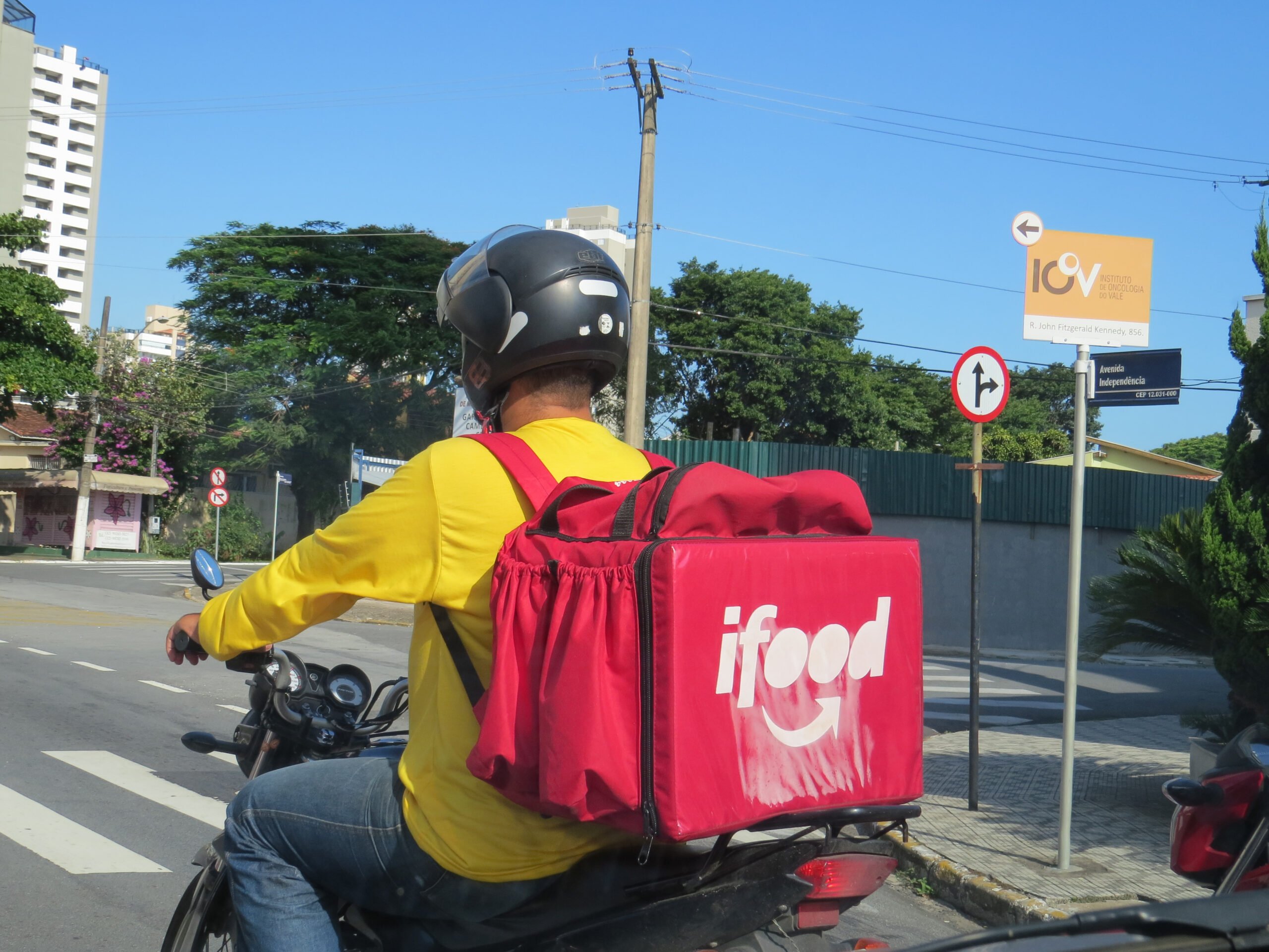 ‘Motoboy não é garçom’: após polêmica, iFood divulga recomendações para entrega