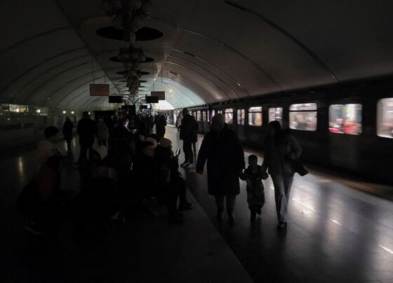 russia-bombardeia-cidade-natal-de-zelensky;-dois-morrem-e-milhares-ficam-sem-energia