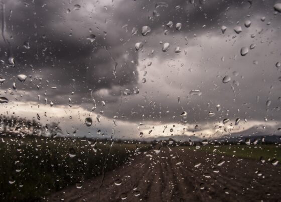 perigo:-inmet-alerta-sobre-chuvas-e-ventos-intensos-em-589-cidades