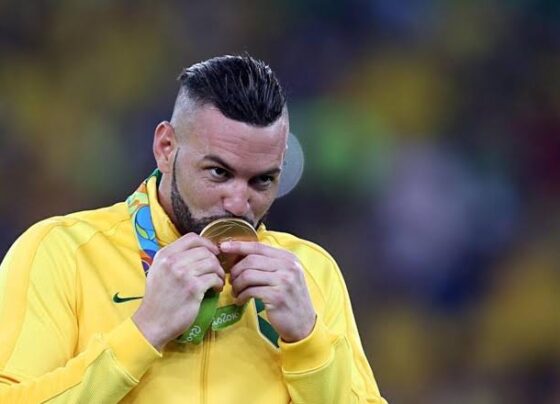 goleiro-do-palmeiras-vai-para-dubai-e-aparece-comendo-ouro