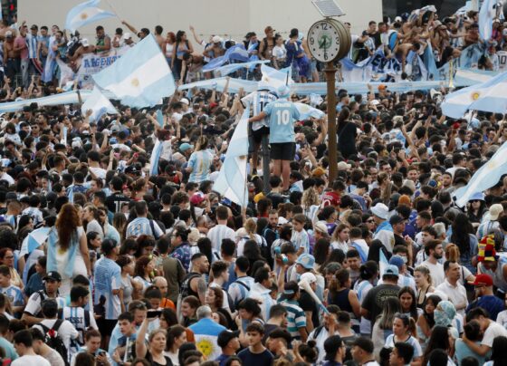 argentinos-se-abstraem-dos-problemas-e-se-entregam-a-lideranca-de-messi