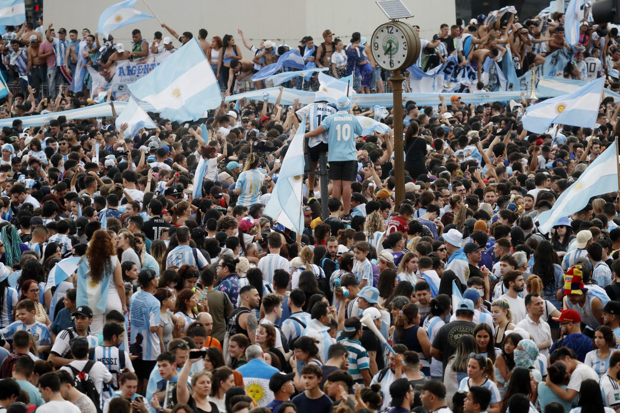 Argentinos se abstraem dos problemas e se entregam à liderança de Messi