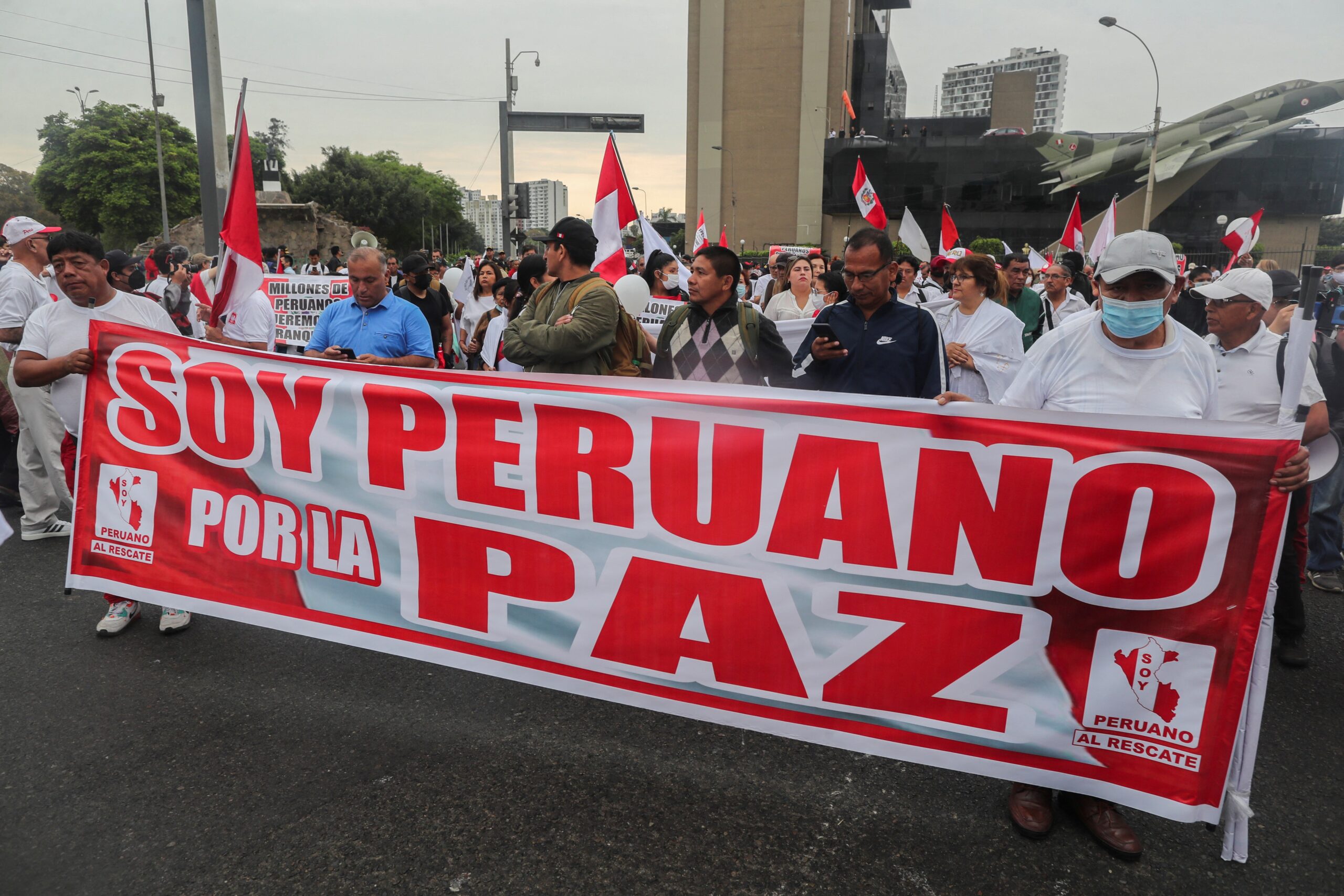 Presidente do Peru descarta renúncia e insiste que Congresso antecipe eleições
