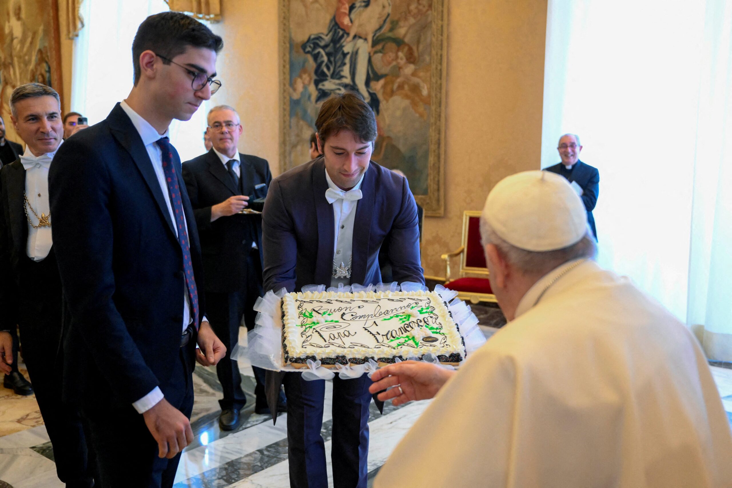 Papa Francisco faz 86 anos e comemora premiando atos de caridade