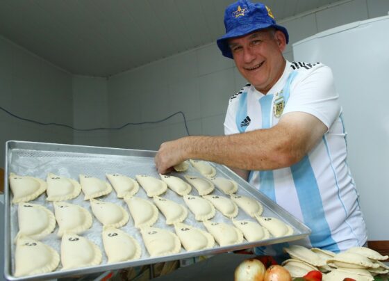 final-da-copa-do-mundo:-argentino-aposta-em-vitoria-por-2-a-1-contra-a-franca-e-ensina-receita-de-empanada