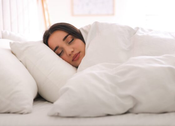 dormir-com-um-cobertor-pesado-pode-te-ajudar-a-produzir-mais-melatonina