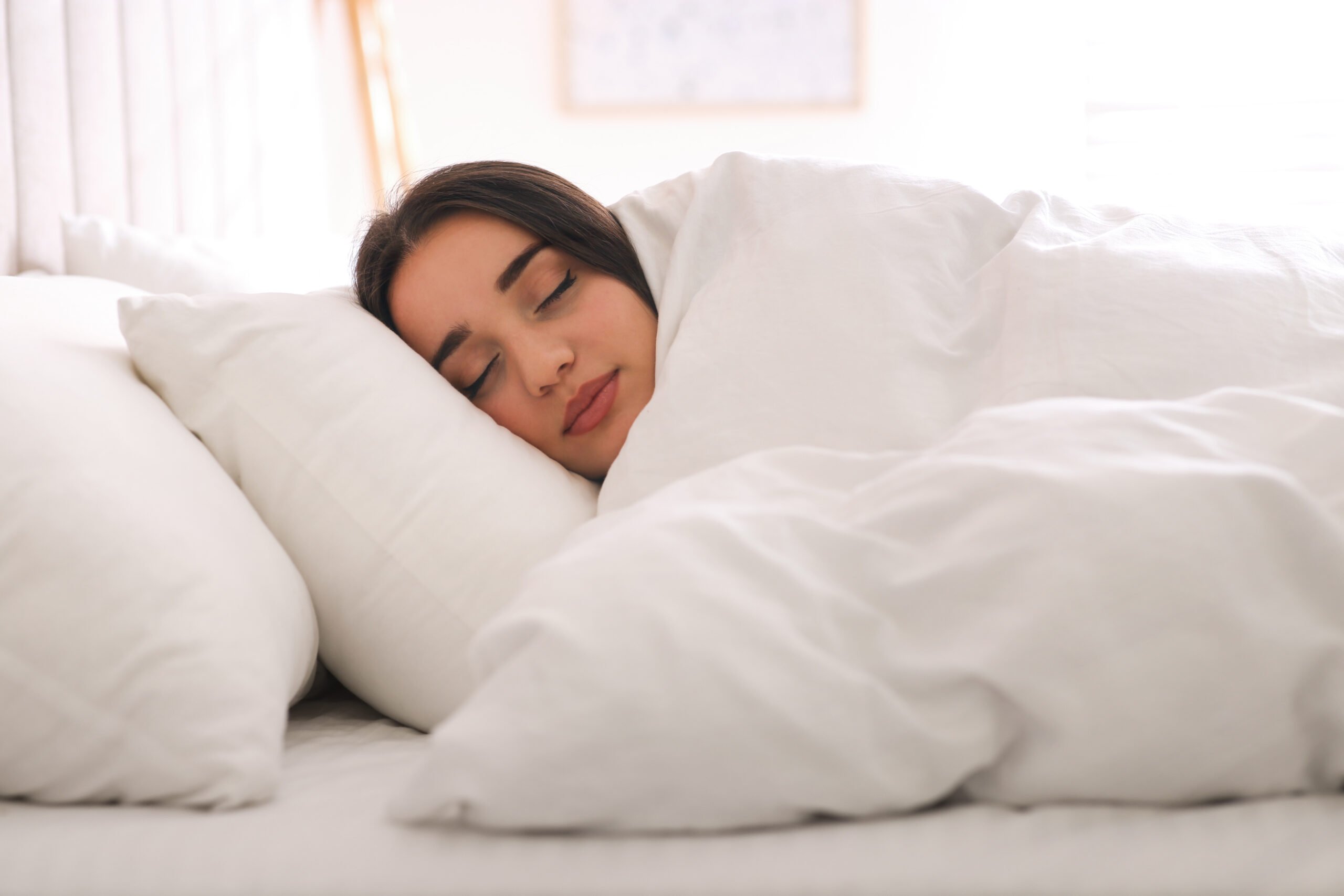 Dormir com um cobertor pesado pode te ajudar a produzir mais melatonina