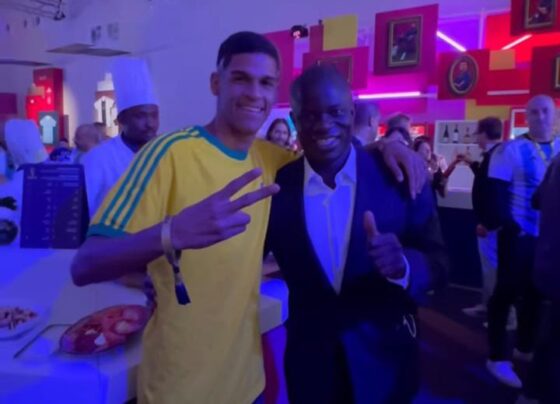 apos-conhecer-sosia-arabe,-luva-de-pedreiro-se-encontra-com-craque-frances-n’golo-kante:-‘gracas-a-deus,-pai’