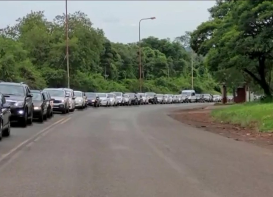 triplice-fronteira:-veiculos-brasileiros-e-paraguaios-formam-fila-para-ir-a-argentina-acompanhar-final-da-copa-do-mundo