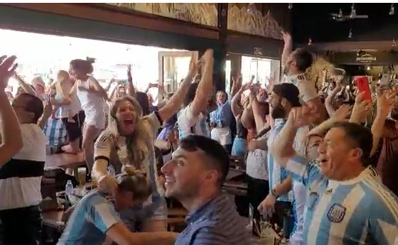 video:-argentinos,-brasileiros-e-paraguaios-comemoram-na-triplice-fronteira-vitoria-da-argentina-na-copa-do-mundo