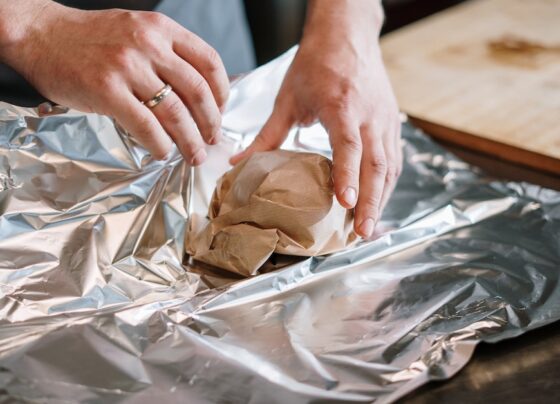 qual-parte-do-papel-aluminio-deve-ficar-para-fora?-entenda-aqui