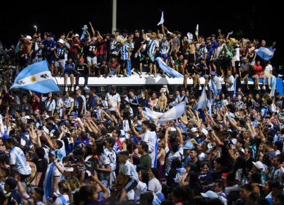 dolar-‘no-colchao’-e-premios:-como-milhares-de-argentinos-foram-a-copa-mesmo-com-pais-em-crise