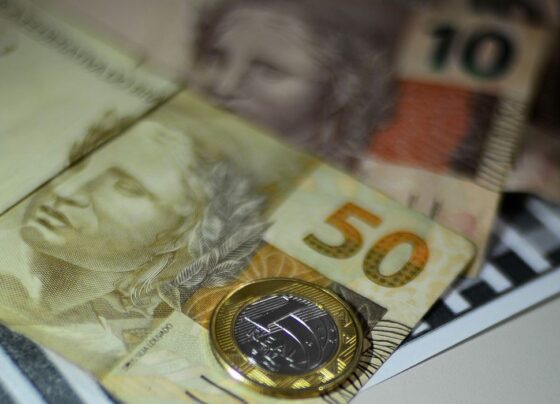 auxilio-brasil-e-vale-gas:-caixa-paga-ultima-parcela-do-ano-a-novo-grupo-nesta-terca;-veja-quem-recebe