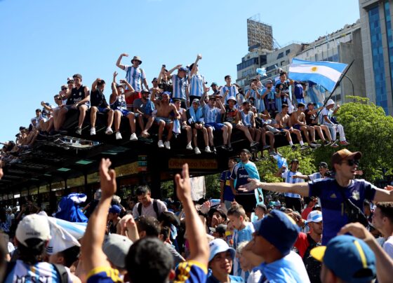 ao-vivo:-milhoes-aguardam-desfile-dos-campeoes-em-buenos-aires