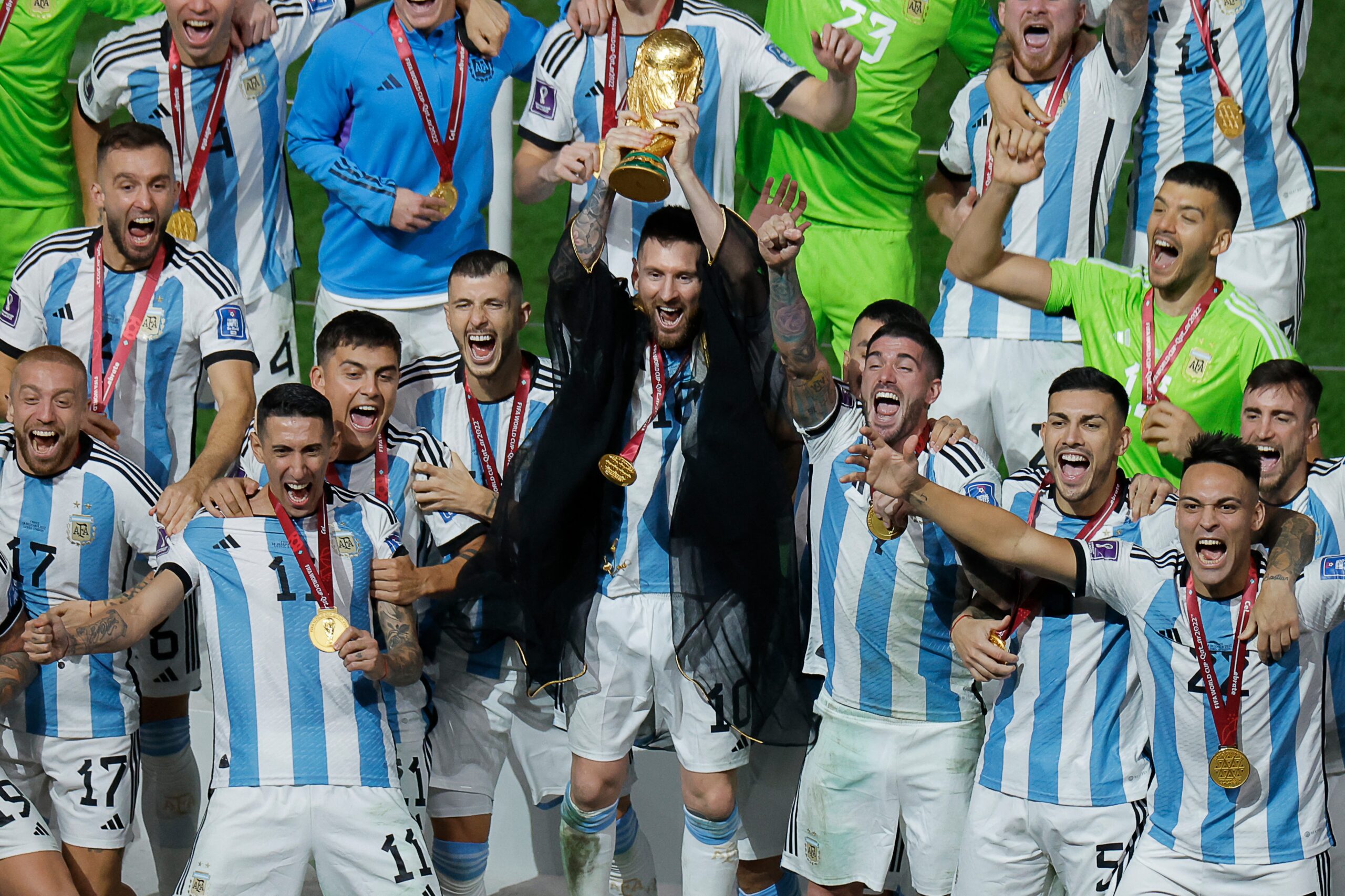 Túnica usada por Messi na premiação da Copa vira sucesso de vendas no Catar