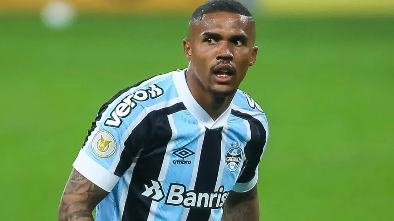 Botafogo pode ajudar Grêmio a economizar uma bolada milionária com Douglas Costa
