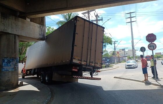 nao-houve-dano-significativo-em-colisao-no-viaduto-da-joao-durval,-diz-prefeitura