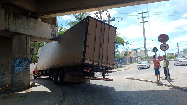 Não houve dano significativo em colisão no viaduto da João Durval, diz prefeitura