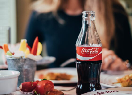 coca-cola:-saiba-quais-sao-os-efeitos-do-refrigerante-no-seu-corpo-apos-1-hora