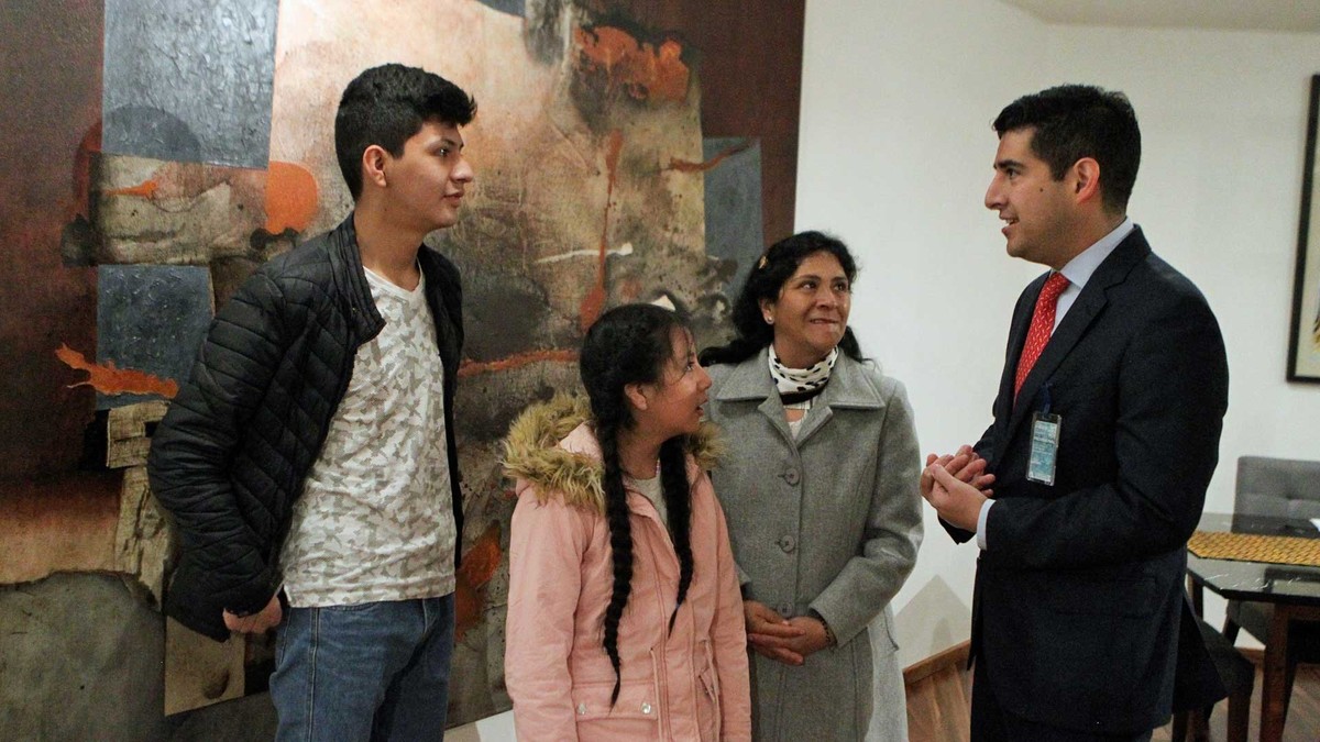 Mulher e filhos de ex-presidente do Peru desembarcam no México
