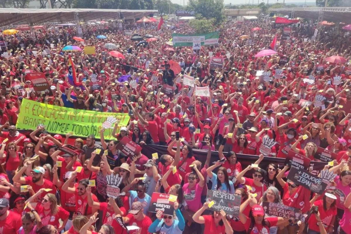 Após assembleia, professores decidem manter greve no DF