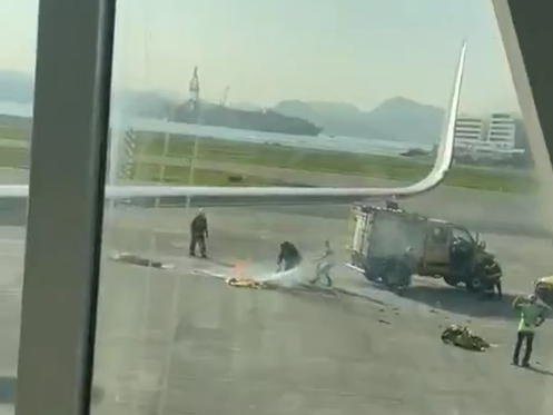 Balão cai na pista do Aeroporto Santos Dumont e pega fogo