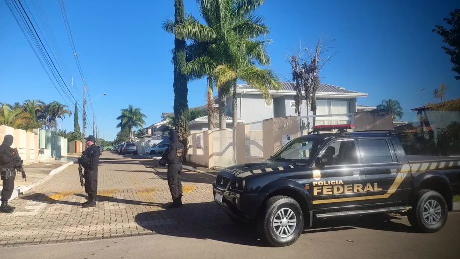 PF faz buscas na casa de Bolsonaro e prende ex-ajudante Mauro Cid em operação contra dados falsos de vacina