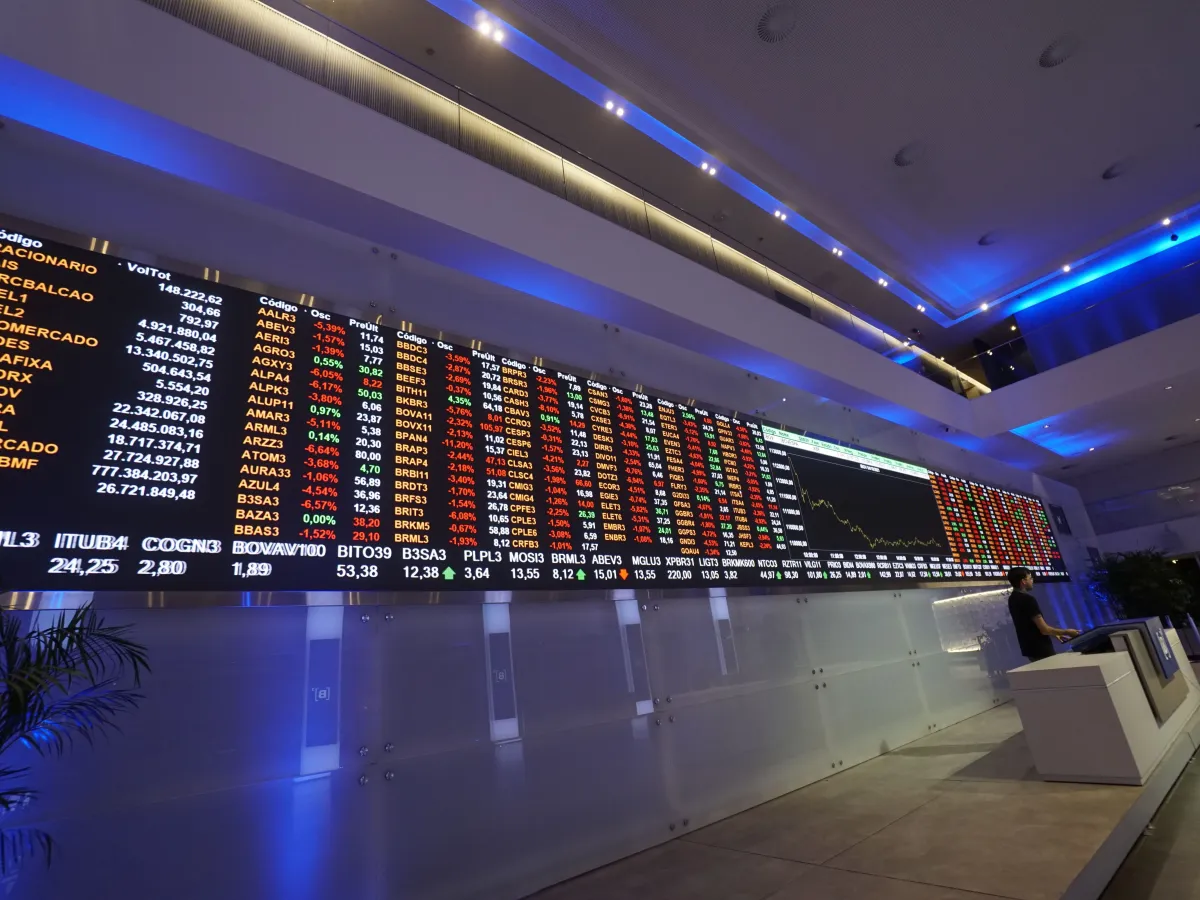 Ibovespa fecha com alta de 1,25% após aprovação histórica da reforma tributária; dólar recua a R$ 4,86