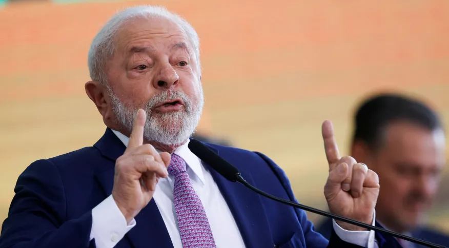 Presidente do BC é teimoso, mas taxa de juros logo começará a cair, diz Lula