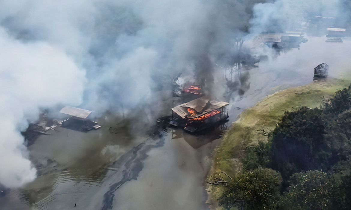 PF destrói 302 balsas de garimpo ilegal em operação no Amazonas