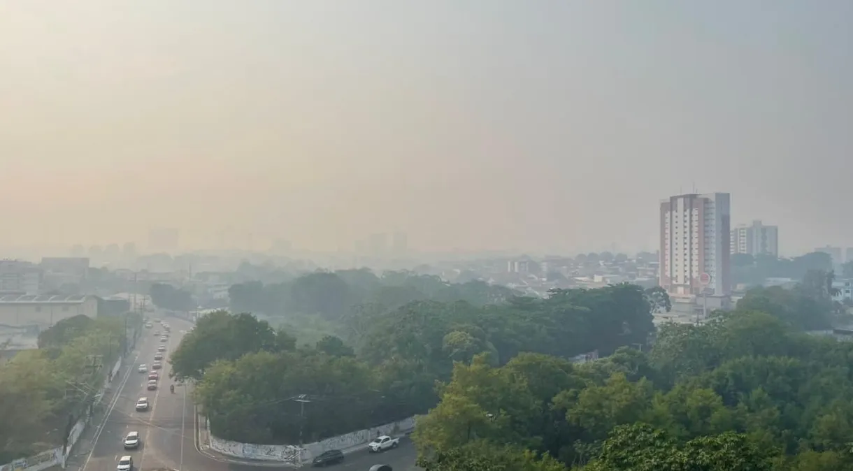 Manaus é tomada por fumaça causada por queimadas nesta quarta-feira (11)