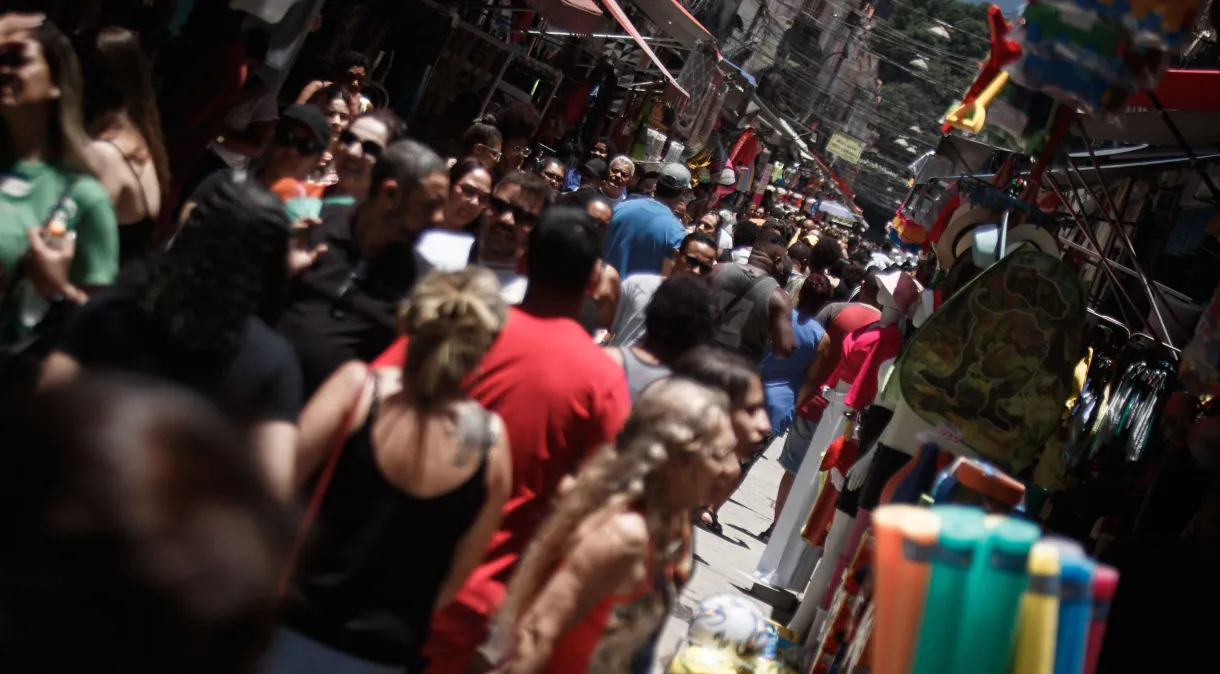 Taxa de desemprego cai a 7,6% no trimestre encerrado em outubro, diz IBGE