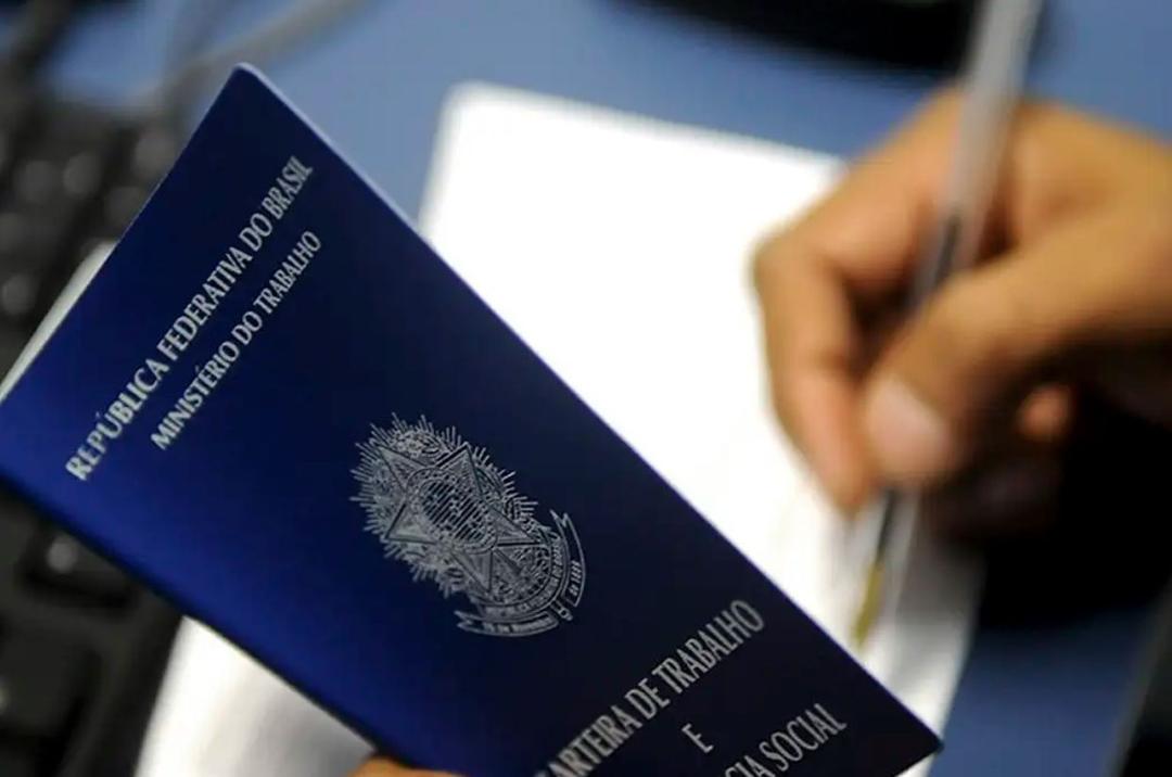 Desemprego cai a 7,5% no trimestre encerrado em novembro; população ocupada bate recorde