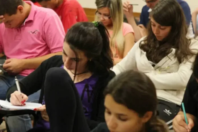 Não passou no Sisu e deu ruim no Prouni? Saiba como avaliar se dá para pagar a faculdade sem travar a renda familiar