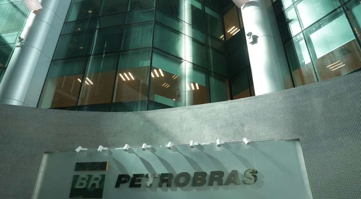 Ações da Petrobras despencam após decisão sobre dividendos; empresa chega a perder R$ 70 bi