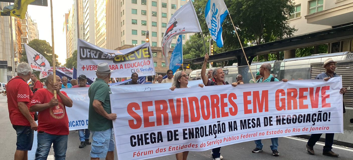 Greve de professores e funcionários: quase 300 campi de institutos federais estão sem aula