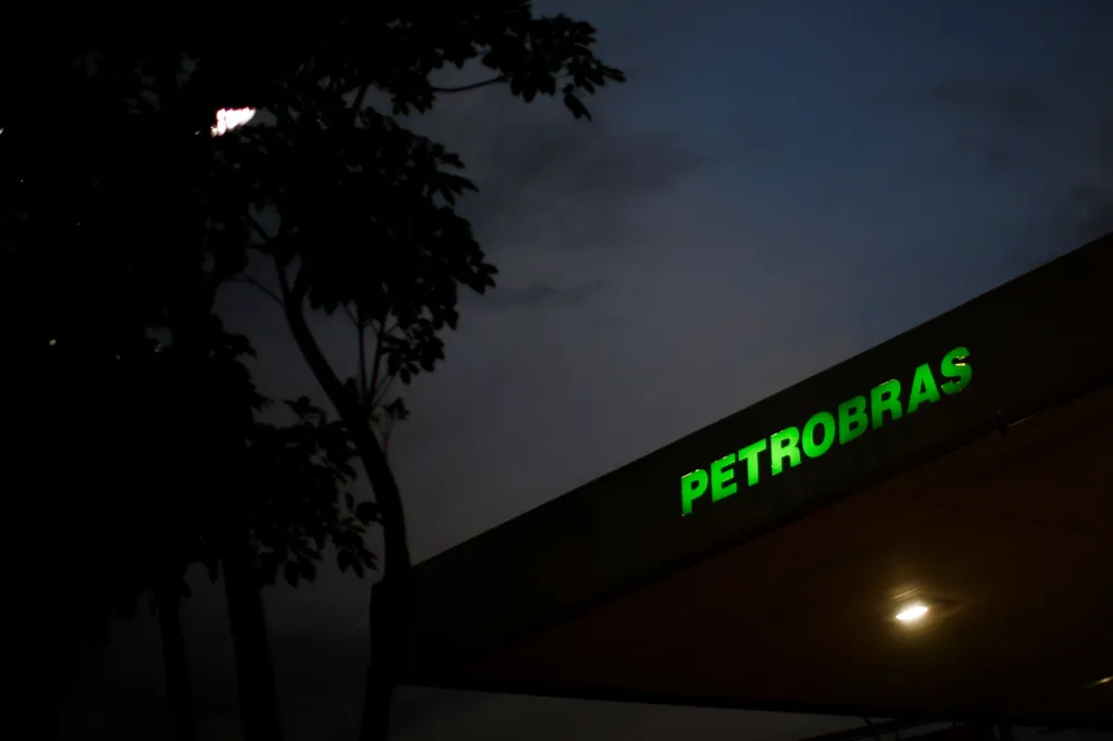 Negociação com ações da Petrobras triplica com crise sobre comando da estatal