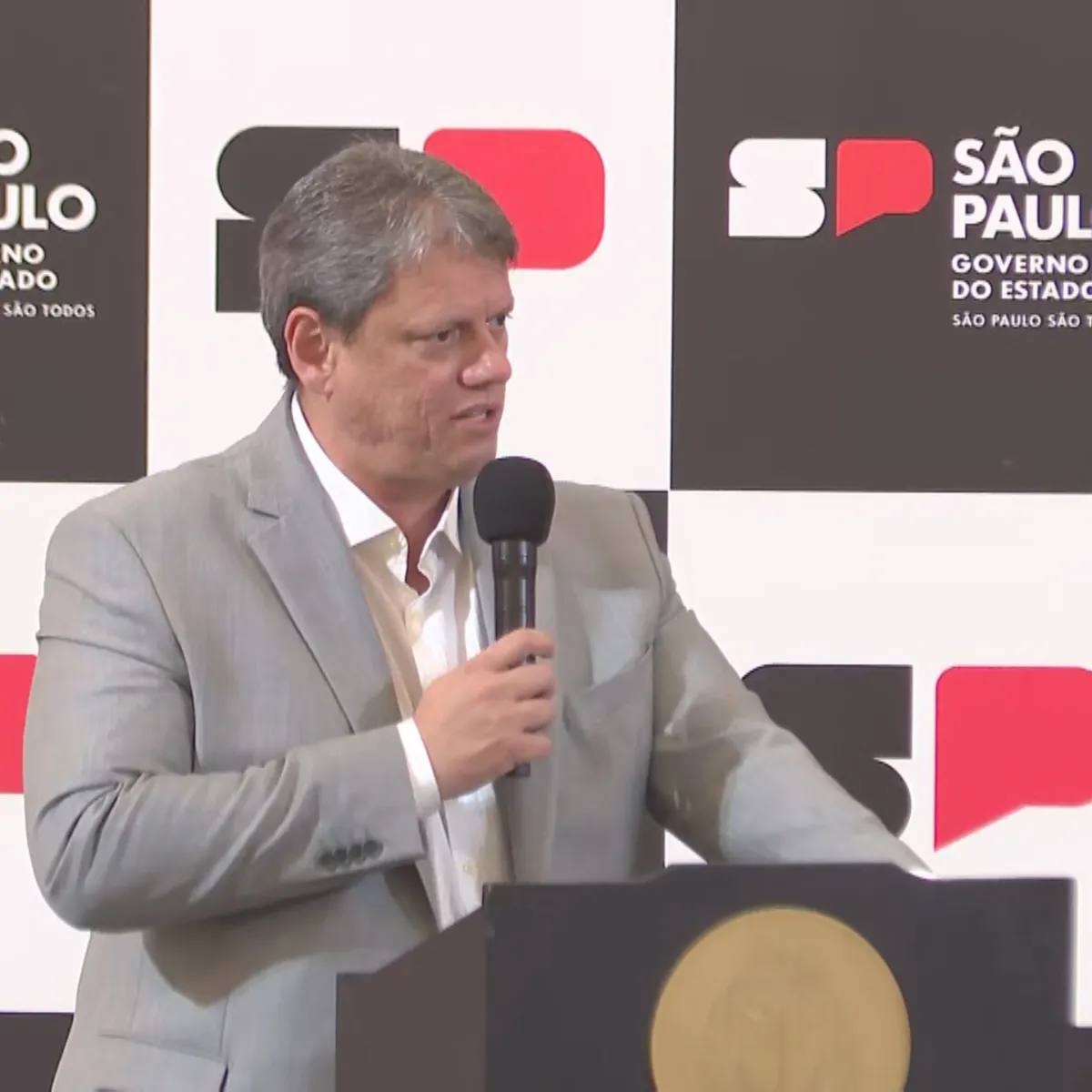 Tarcísio sanciona lei que permite escolas cívico-militares em SP