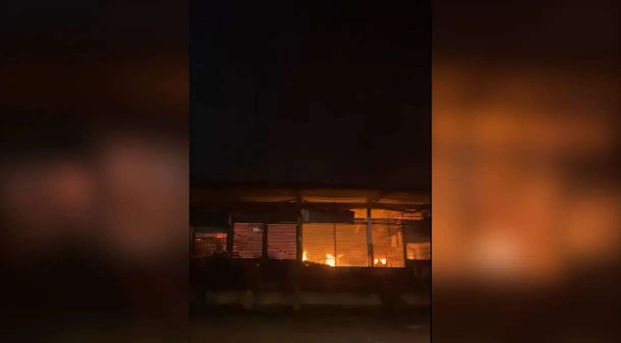 Incêndio de grandes proporções atinge pavilhão do Ceasa em Curitiba