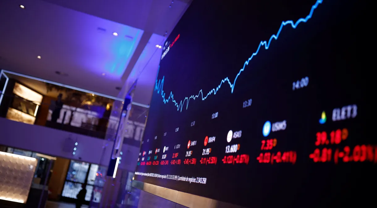 Dólar sobe a R$ 5,29, maior nível em mais de um ano; Ibovespa cai