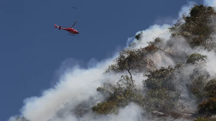 Fogo atinge vegetação na comunidade Pavão-Pavãozinho, no Rio