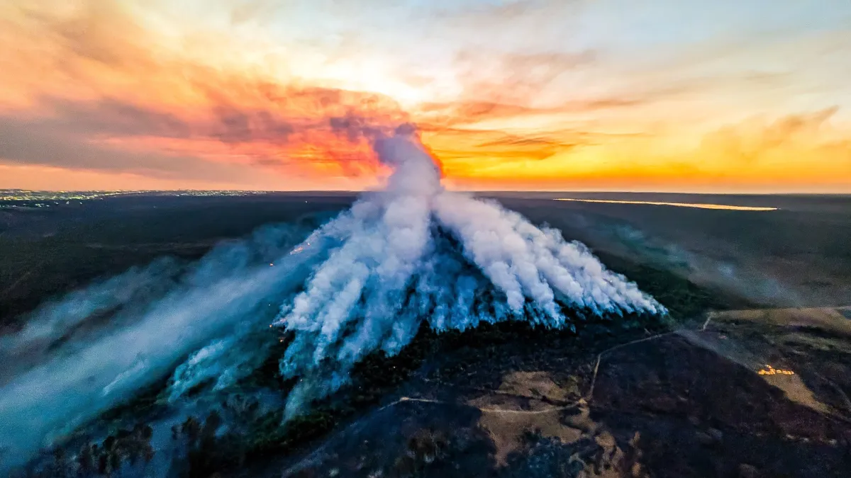 Bombeiros estendem operação pela madrugada para combater incêndio no Parque Nacional de Brasília